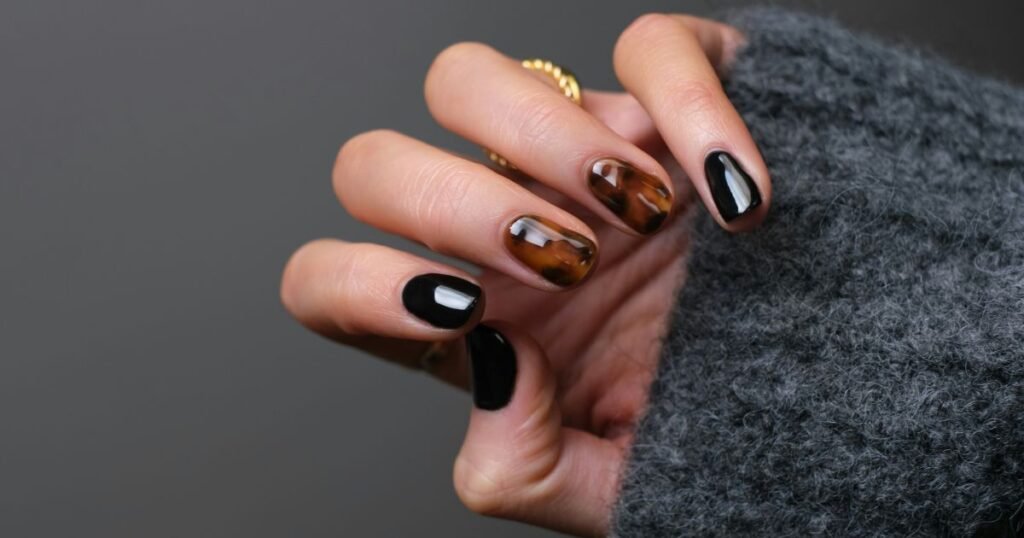 Glossy Tortoiseshell & Solid Black Nails